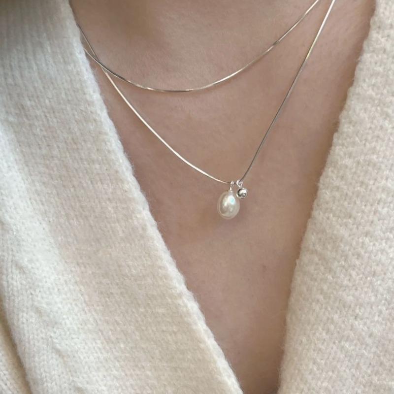 

Wearing a double-layer pearl necklace, light luxury, niche, high-end design, a cold wind, simple collarbone chain, female