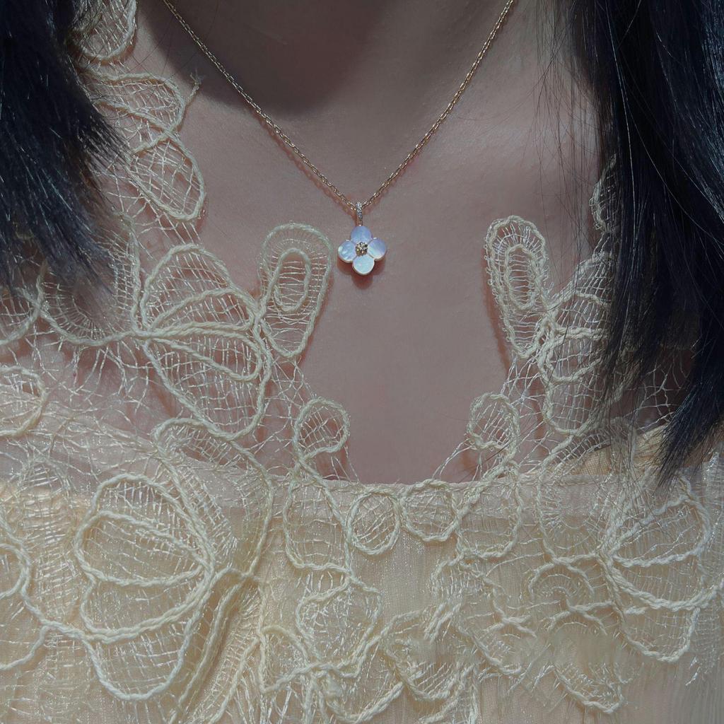 French Retro Mother-of-Pearl Bracelet & Earrings Set with Floral Design: Chic and Versatile Jewelry for Daily Wear