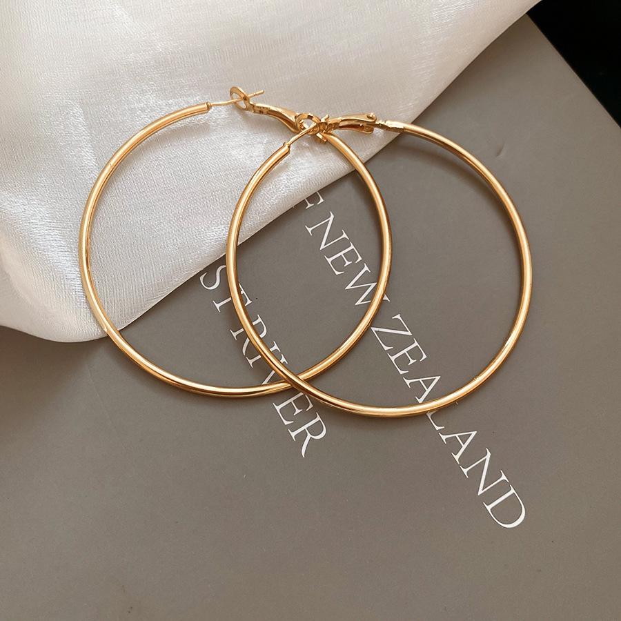 Silver Needle Minimalist Round Tassel Earrings: Light Luxury Ear Cuffs with Chic, High-End Style