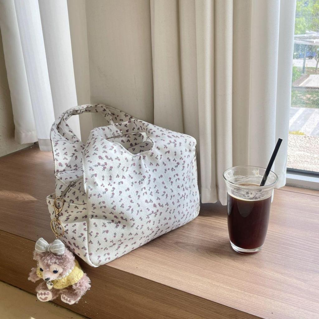 Schicke Tragetasche aus floralem Canvas - Stilvoll & Süß für den Arbeitsweg