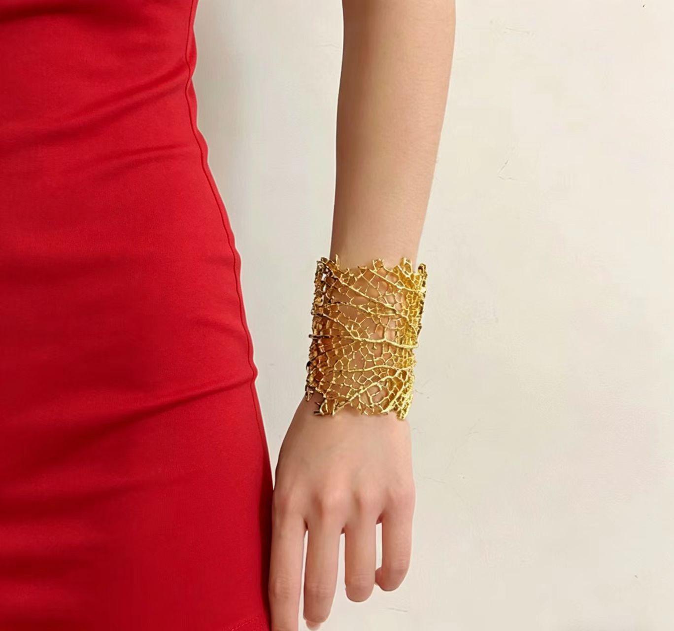 2026 Trendy European American Coral Textured Hollow Bracelet - High-End, Light Luxury, and Versatile Style. золотой