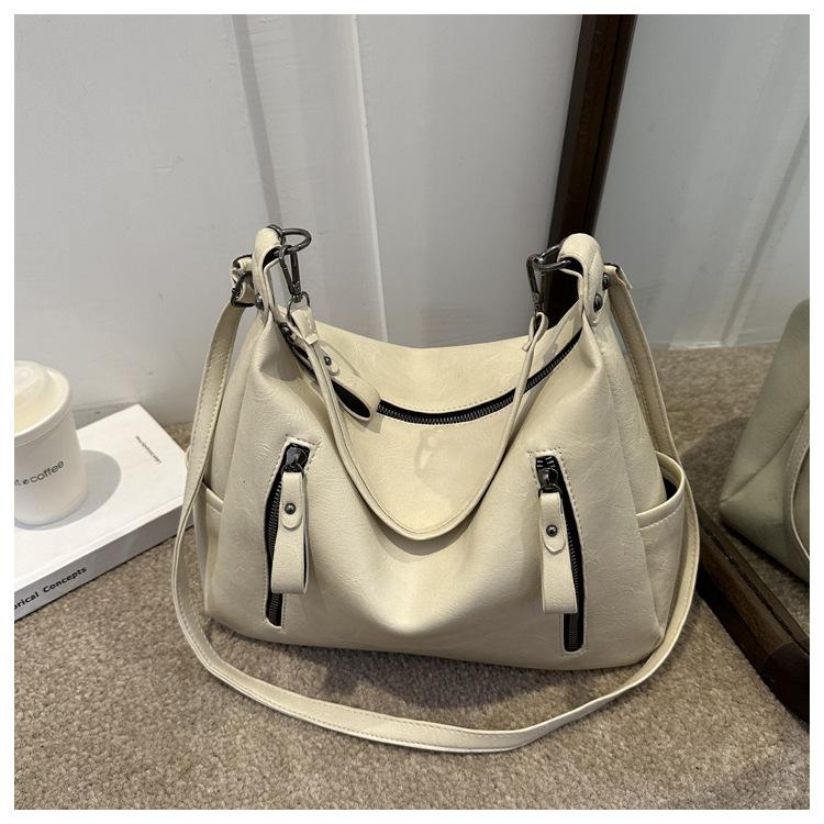 

2025 autumn and winter new fashion handbag one shoulder casual temperament young women messenger bag popular underarm bag