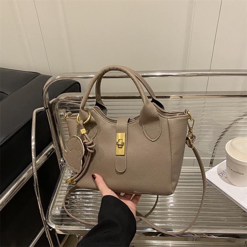Korean Version of Niche Portable Bucket Bag Women's 2025 New Trendy Fashion Versatile Shoulder Bag Simple Casual Messenger Bag