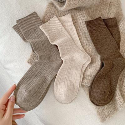 Gestreifte High-End Damen Socken in Uni-Farbe, Wadenlange Socken, Schlichter und Basischer Stil, Vielseitig, Hoher Schlitz, Rutschfeste und nicht abrutschende Fersen, Frotteesocken
