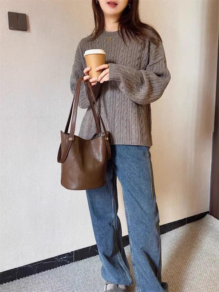 Women's High-End Retro Bucket Bag - Large Capacity Versatile Tote for Autumn/Winter 2026