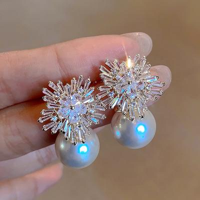 Cercei Huitan cu Flori Scânteietoare din Zirconiu Cubic și Perle Imitație pentru Femei Accesorii Superbe pentru Nuntă, Petrecere de Logodnă Fierbinți Trendy Zircon