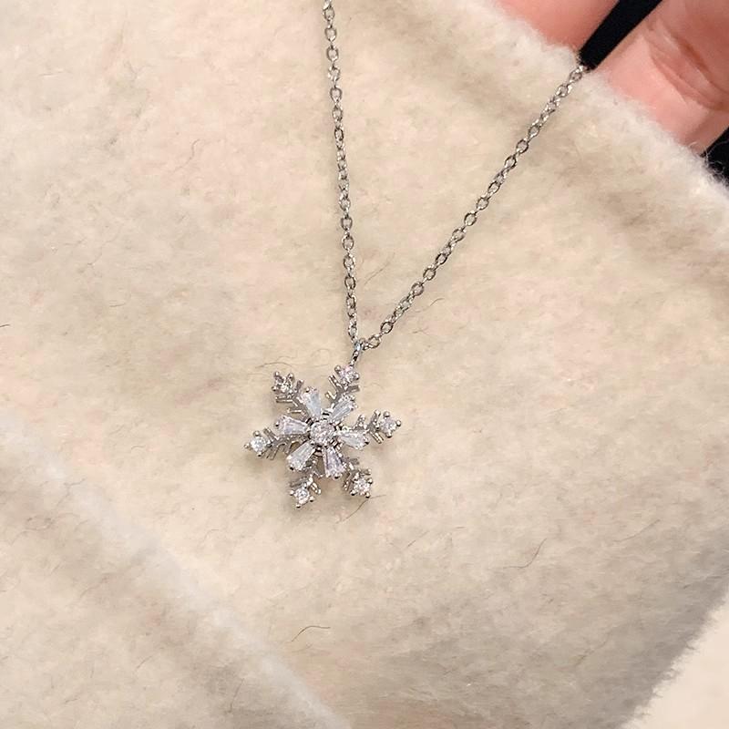 Diamond-encrusted snowflake rotatable titanium steel necklace for women, light luxury niche design, collarbone chain, sweater chain, fashionable