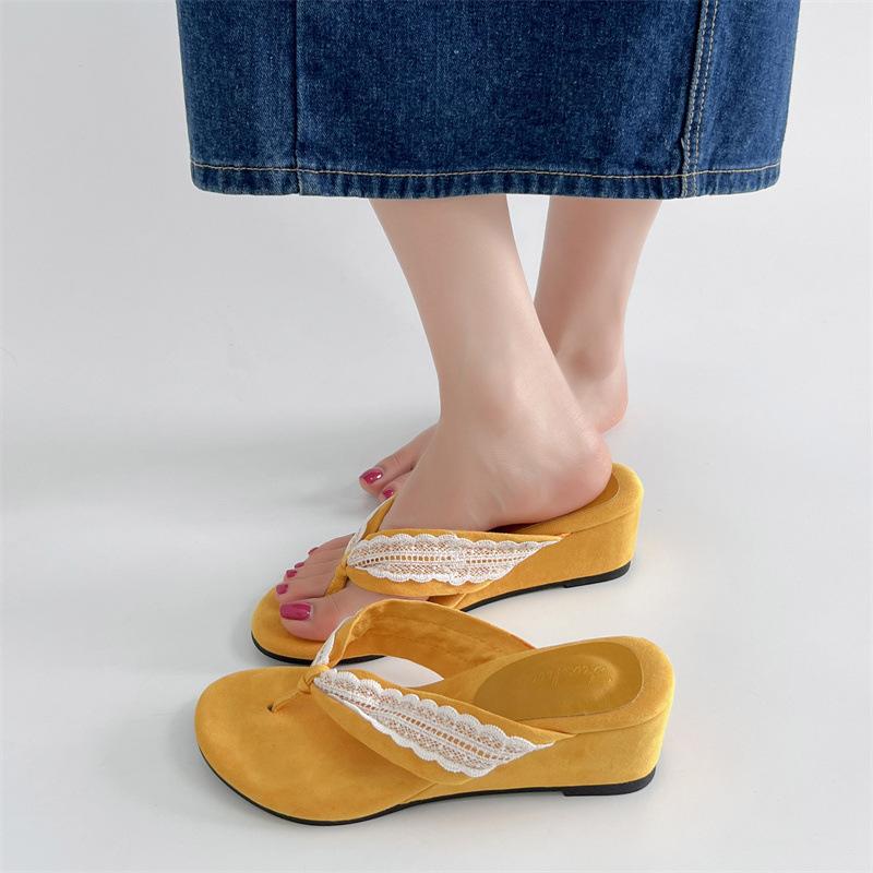 Popular Internet celebrity retro slope heel flip-flops women's summer wear 2025 new with skirt French cool slippers