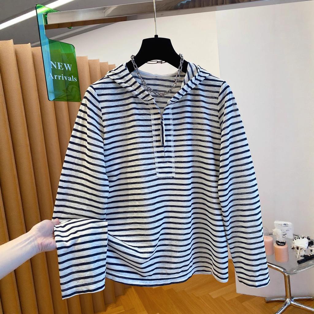 A Large-sized Hooded Striped T-shirt for Women, A Loose and Slimming Fashion Base Layer for Autumn