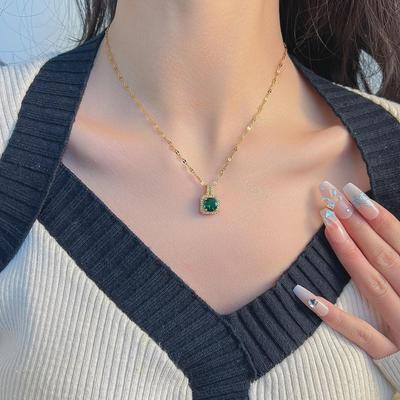 Collana in acciaio al titanio con ciondolo a forma di T-Bag di lusso, tonalità smeraldo - Catena per clavicola da donna con stile maglione a nicchia