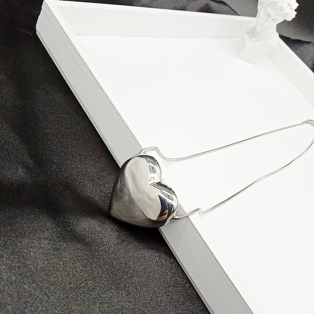 Korean version of personality exaggerated tide big love titanium steel necklace Internet celebrity three-dimensional peach heart collarbone chain 