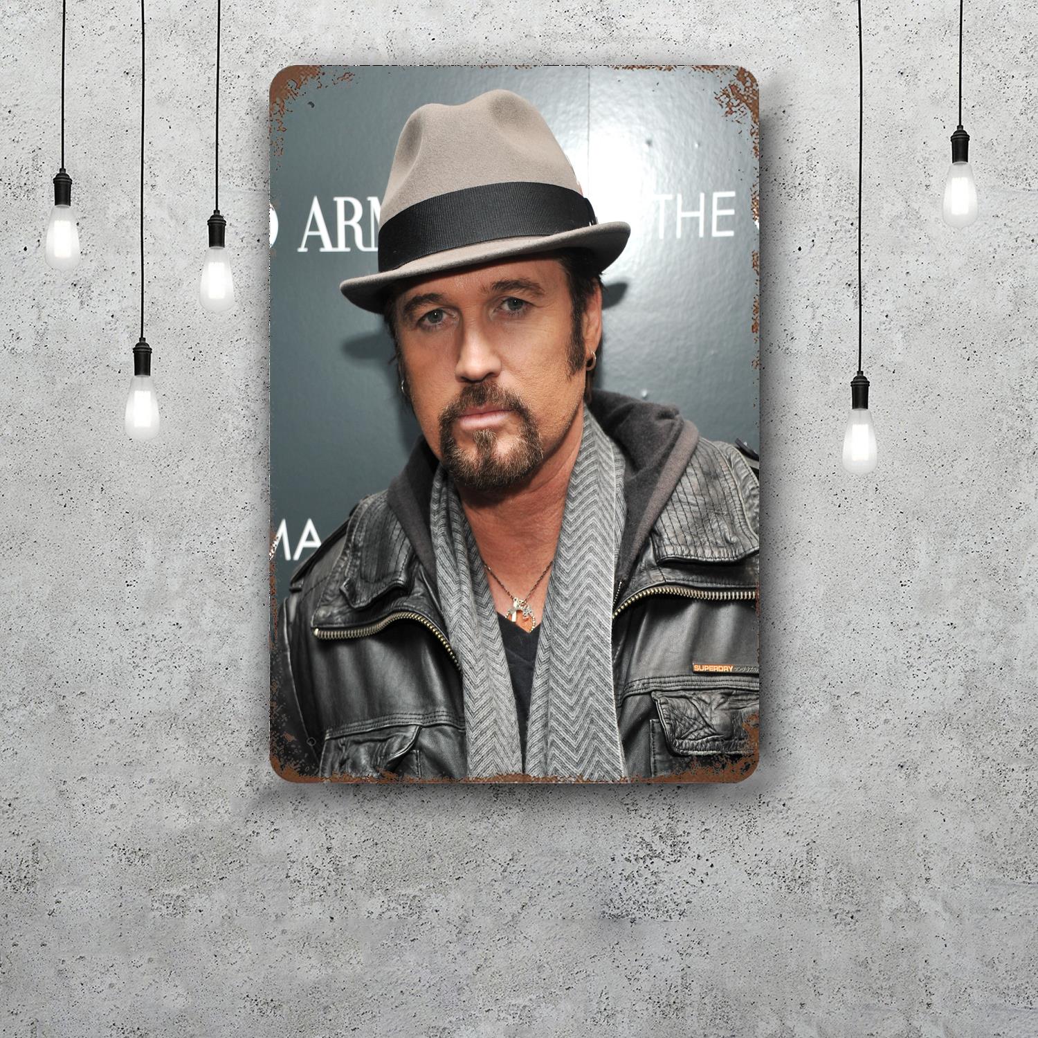 

Декор Billy Ray Cyrus Винтажные Металлические Вывески Жестяные Вывески Постер Капитана Декор для Бара Паба Клуба Мужской Комнаты Настенное Украшение 20x30cm（7.8x11.8inch）