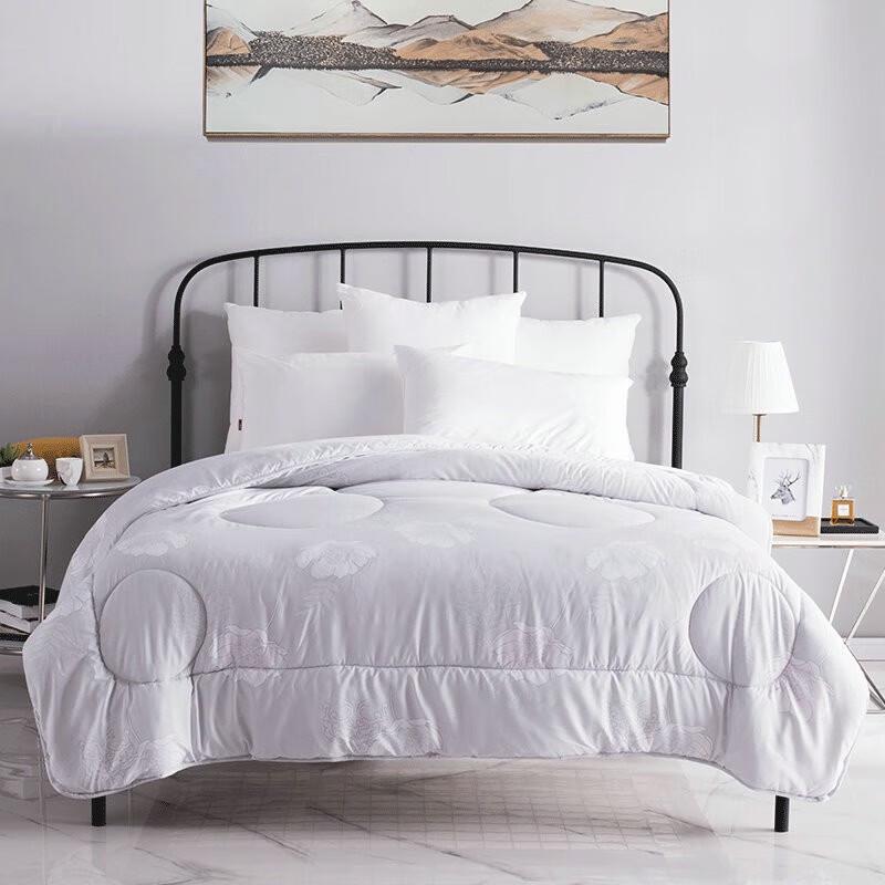 

Duoxiha Yiya All-Season Seven-Hole Comforter