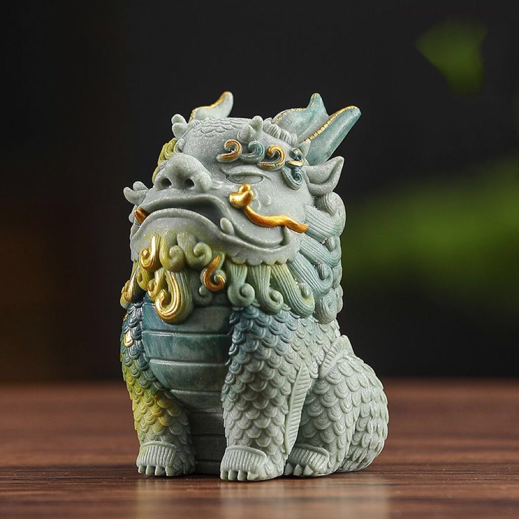Sandstein Pixiu (Fabelwesen) Figur, ein Dekorationsartikel für Büroschreibtische und Arbeitsplätze, mit einem Qilin (Fabelwesen)