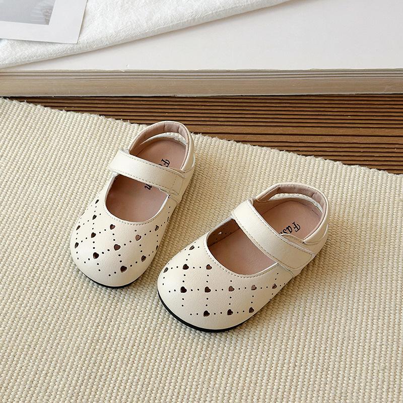 

Girls Mary Jane Heart-Shaped Hollow Breathable Versatile Leather Shoes2026New Spring and Autumn Soft Sole Princess Shoes Closed-Toe Sandals 21 бежевый