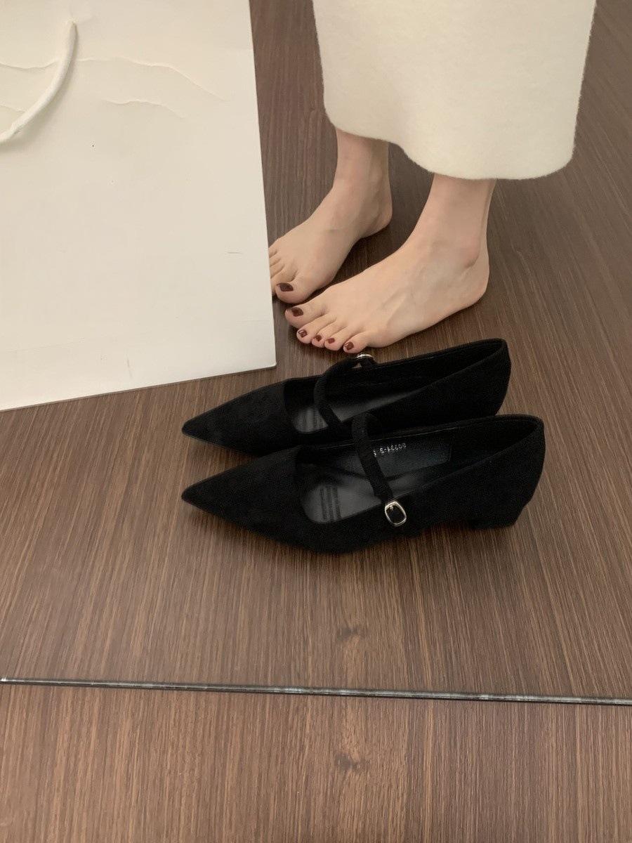 

Korean version of versatile evening wind suede pointed single shoes women s 2025 new one-word with light mouth low heel thick heel commuter shoes 35 чёрный