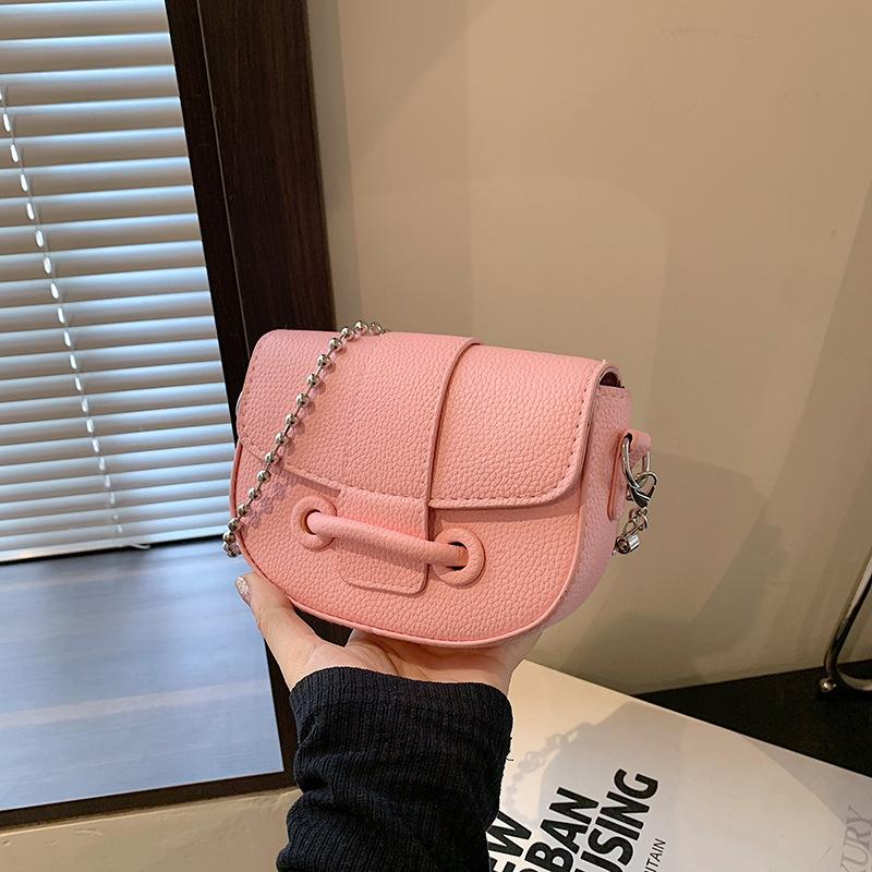 

2025 summer new simple European and American fan foreign style solid color foreign style personalized semi-round chain saddle oblique span bag women розовый