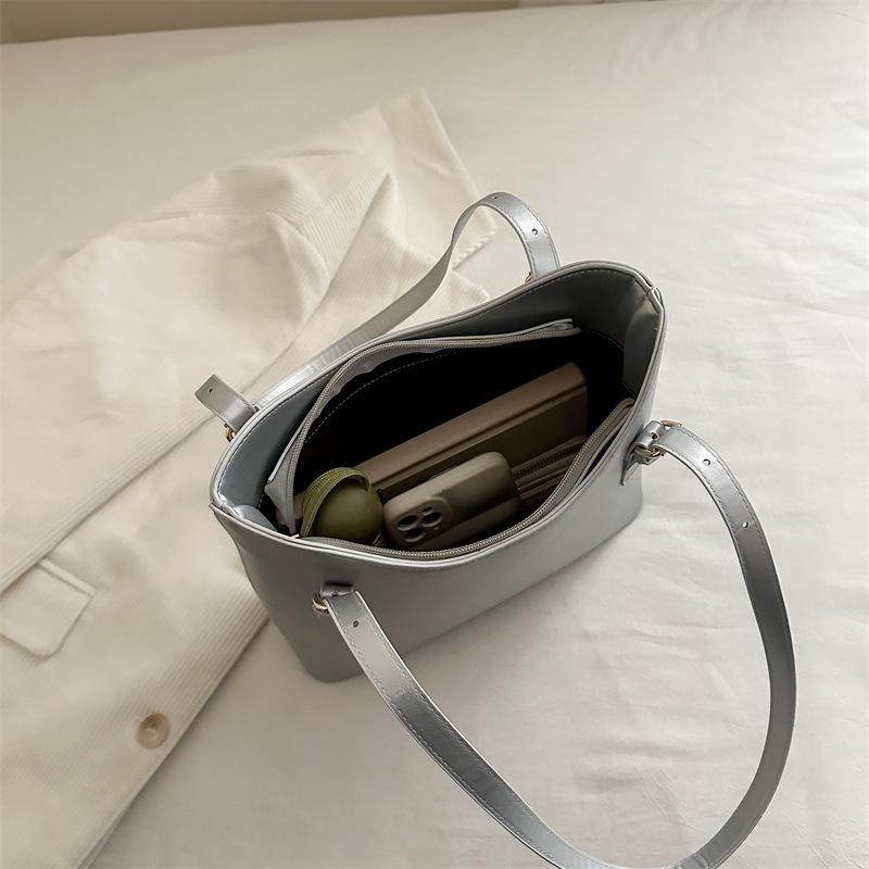 Large Capacity Tote Bag 2025 New Spring Women's Fashion Simple Portable Commuter Underarm Bag Shoulder Tote Bag