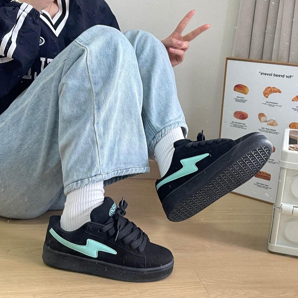 Nuove sneakers estive chic nere con punta a lavagna, scarpe casual da skateboard per studenti