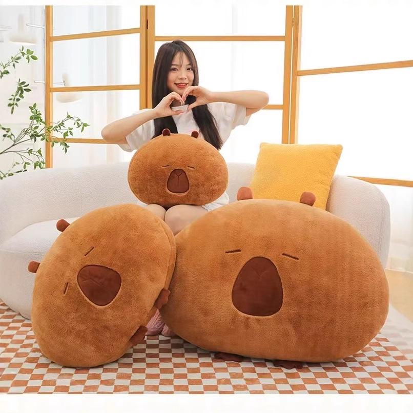 

Большая плюшевая подушка-игрушка в виде ошеломленной капибары и игрушка-спинка 45cm