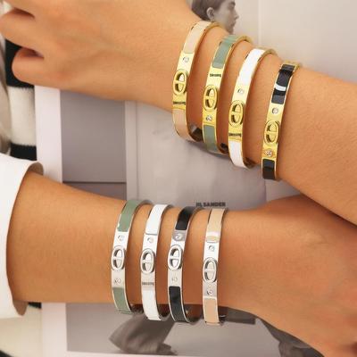 18K Goldplattiertes Edelstahl-Schweinenasenarmband mit Zirkonia-Verzierung