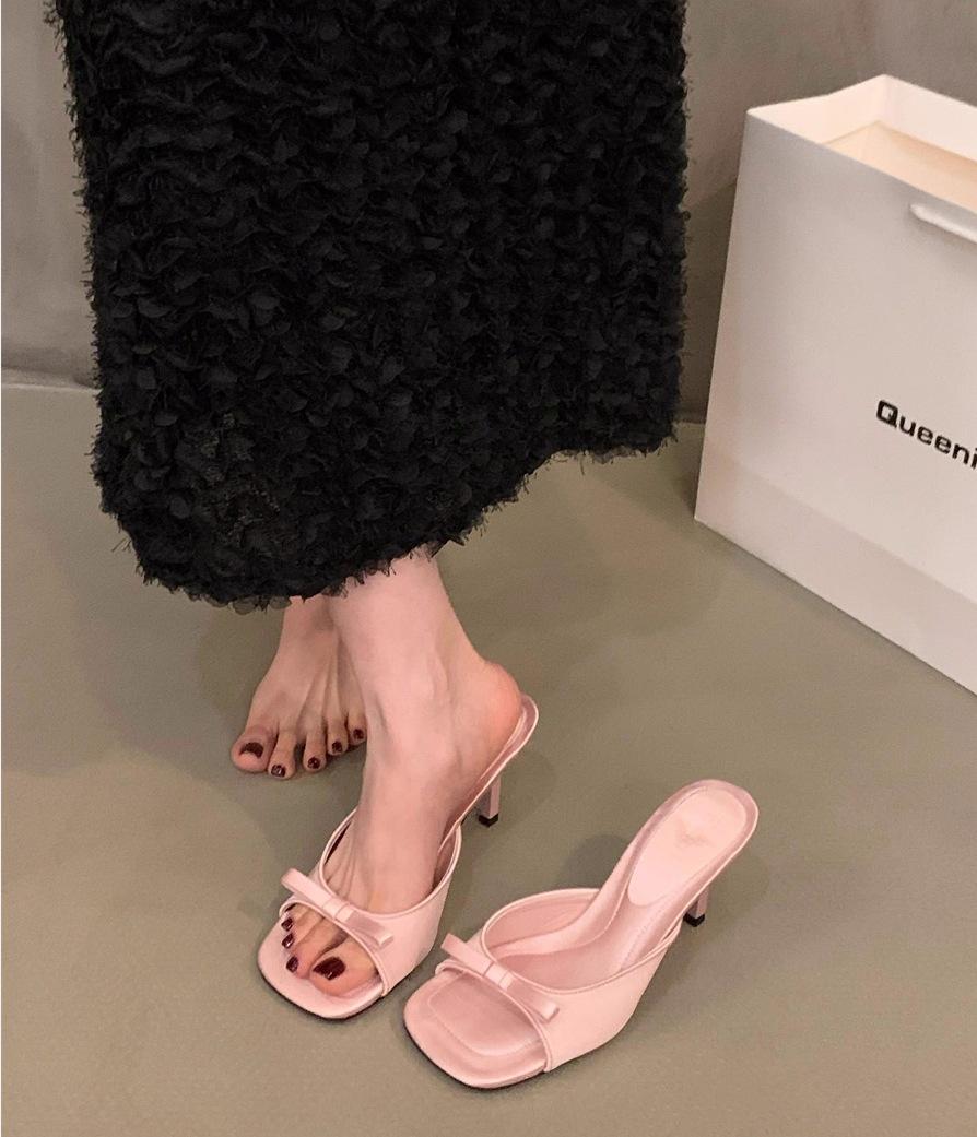 

Летом 2025 года в моде новая фея с квадратной головой, бантом, туфлями на высоком каблуке, тонкими каблуками и босоножками — женственность. 39 розовый