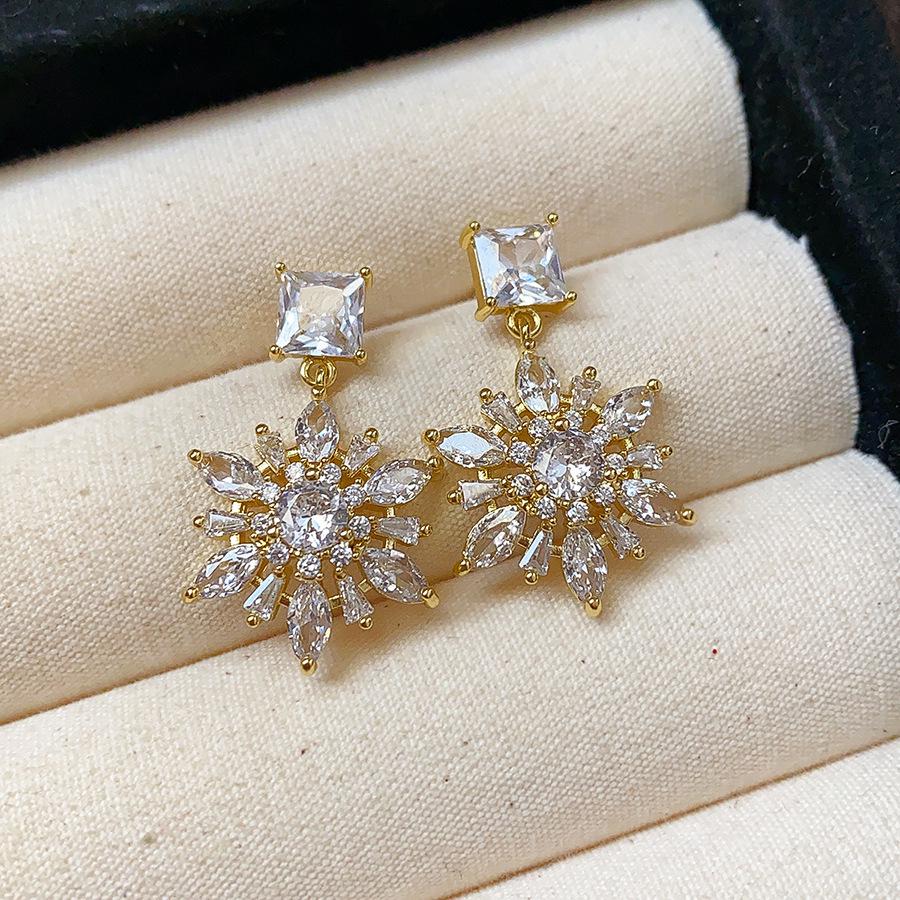 

Gold-Plated Zircon Snowflake Stud Earrings - Elegant & Versatile Women s Jewelry
