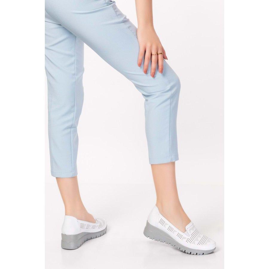 Pantofi de damă din piele naturală cu talpă anatomică cu toc pană perforați cu laser