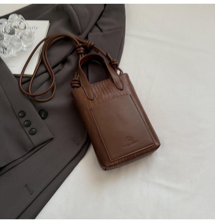 

Niche retro-feeling woven bag women s versatile 2025 new casual shoulder messenger bag commuter bucket bag