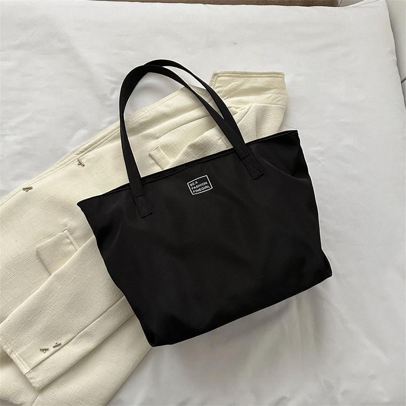 

Модная сумка большой вместимости, женская сумка 2024 года, новая весенняя модная сумка через плечо, простая повседневная портативная сумка-тоут для женщин чёрный