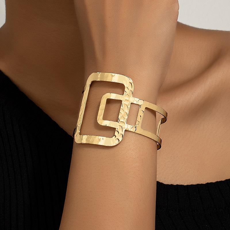 

Fashion Design Retro Geometric Open Bangle for Women