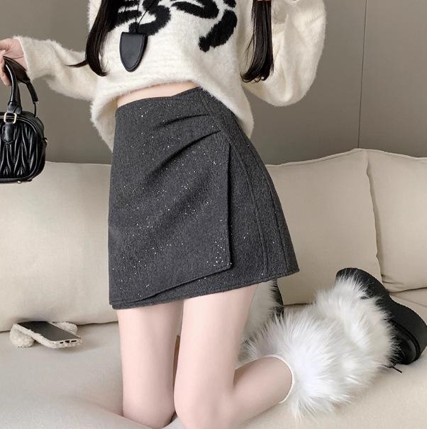 Unregelmäßiger hochtaillierter Woll-Bleistiftrock mit Pailletten - Plissierter Duftstil für den Herbst