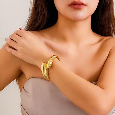 Luxuriös Trendig Goldfarbe Schwermetall Armreifen für Damen Übertrieben Punk Unregelmäßig Geometrisch Armband Party Bankett Zirkon Neu