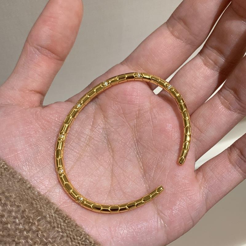 Light Luxury New In Antique Gold Craftsm Creative Snake Bracelet For Women Glossy Diamond Inlaid Bangles Adjustable Jewelry