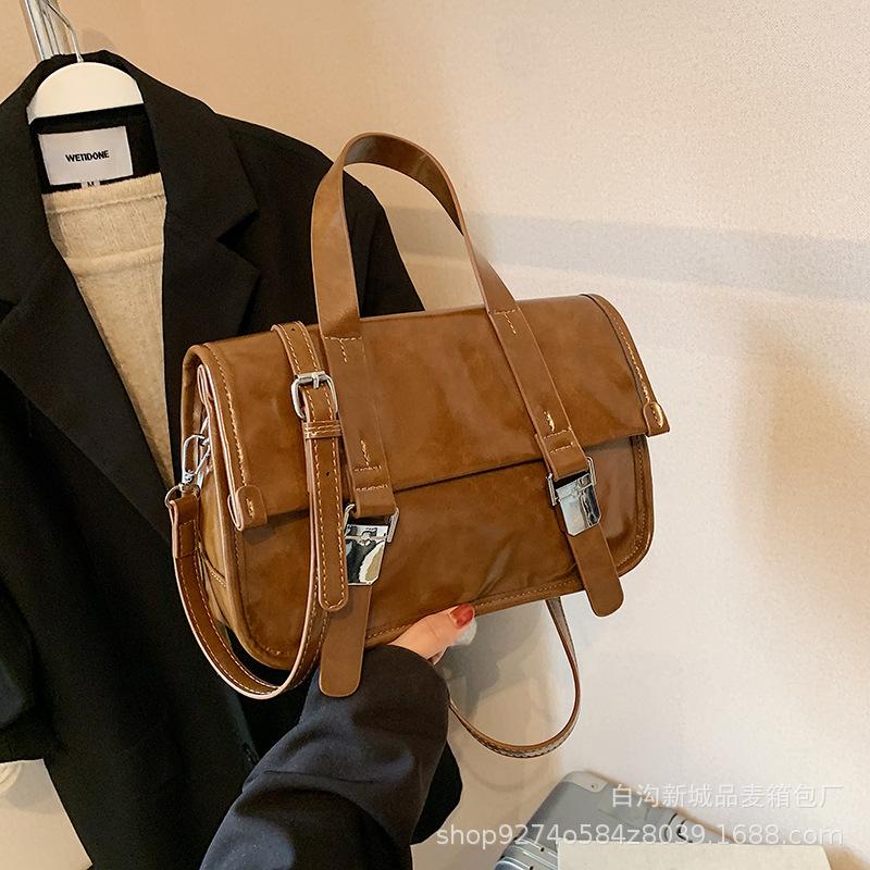 

This year s popular fashionable retro portable small bag woman 2025 new trendy manufacturer messenger small square bag woman коричневый
