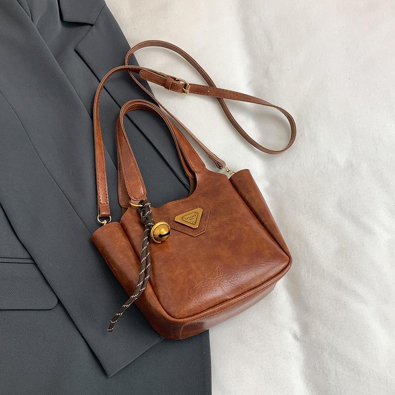 Simple Retro Women's Bag 2025 New Messenger Bag Winter Trend This Year Popular Casual Foreign Style Shoulder Bucket Bag