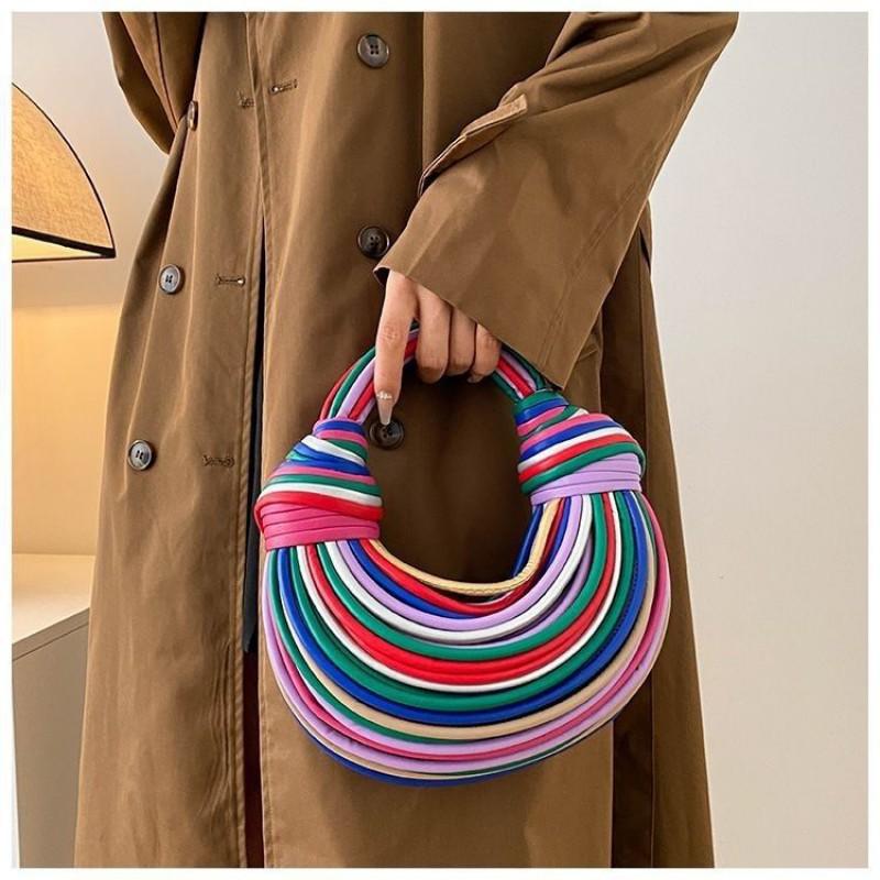 Yi Jinyuan Western-style Weaving French Circle Noodle Bag Hand-knitted Pleated Texture Niche Hand-carried Women's All-match Bag.