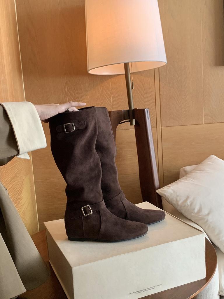 Neuer Spot Traubenmutter Herbst und Winter neu innere Höhenerhöhung von 5cm~ Koreanisches modisches Schnallendesign gestapelte mittelhohe Stiefel