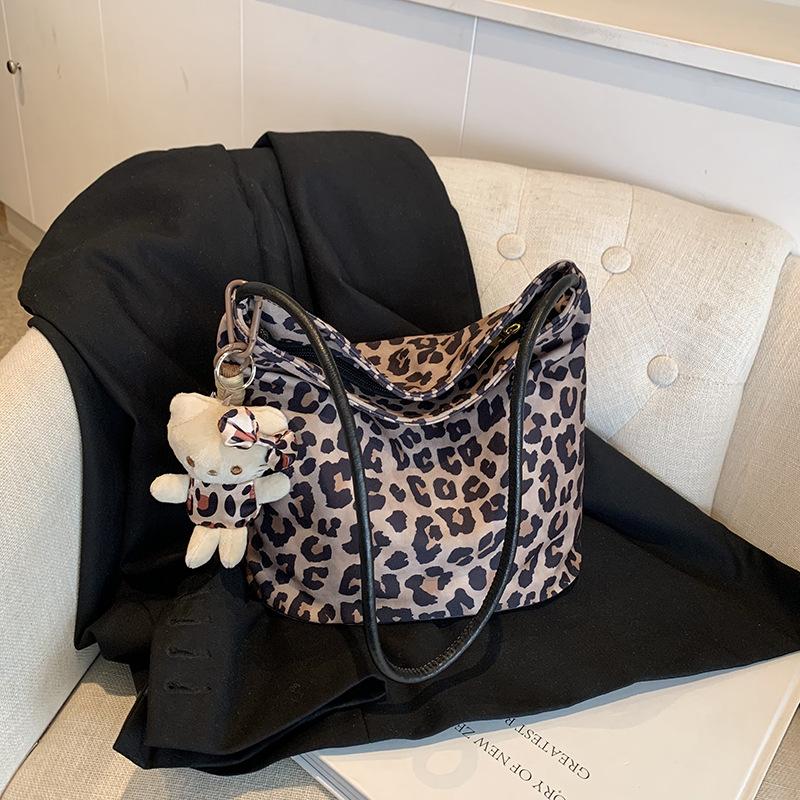 

Нишевые сумки, осенние женские 2025 новые сумки-ведра с леопардовым принтом, модные и высококлассные сумки на одно плечо подмышку, отправка поштучно по дропшиппингу