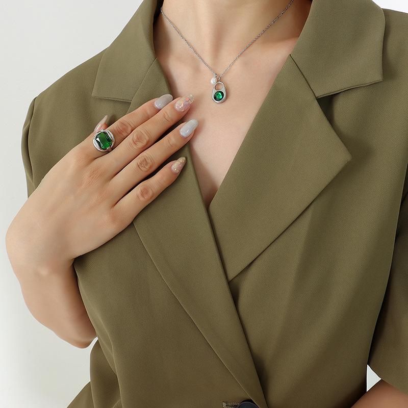 Französischer neuer neutraler Stil, personalisierte Mode, Titanstahl-Zugring, grüner Zirkon, eingelegte Halskette und Ohrringe, Schmuckset