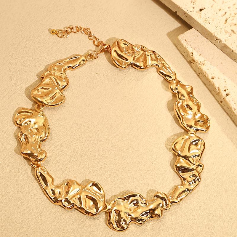 European & American Irregular Pleated Alloy Necklace: Trendy Light Luxury Design Choker