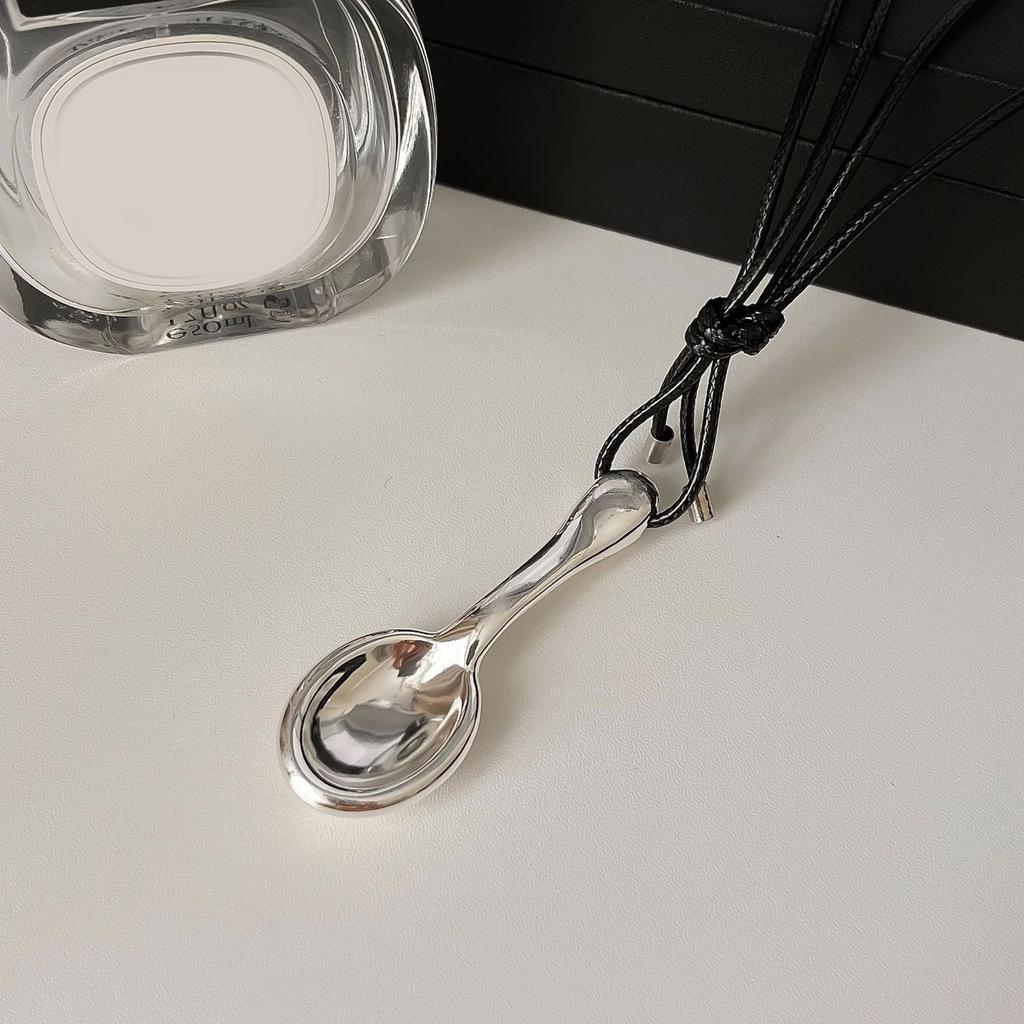 Handgefertigte Halskette mit Anhänger in Form eines kunsthandwerklichen Silberlöffels mit geflochtenen Kordeldesigns für Frauen und Mädchen
