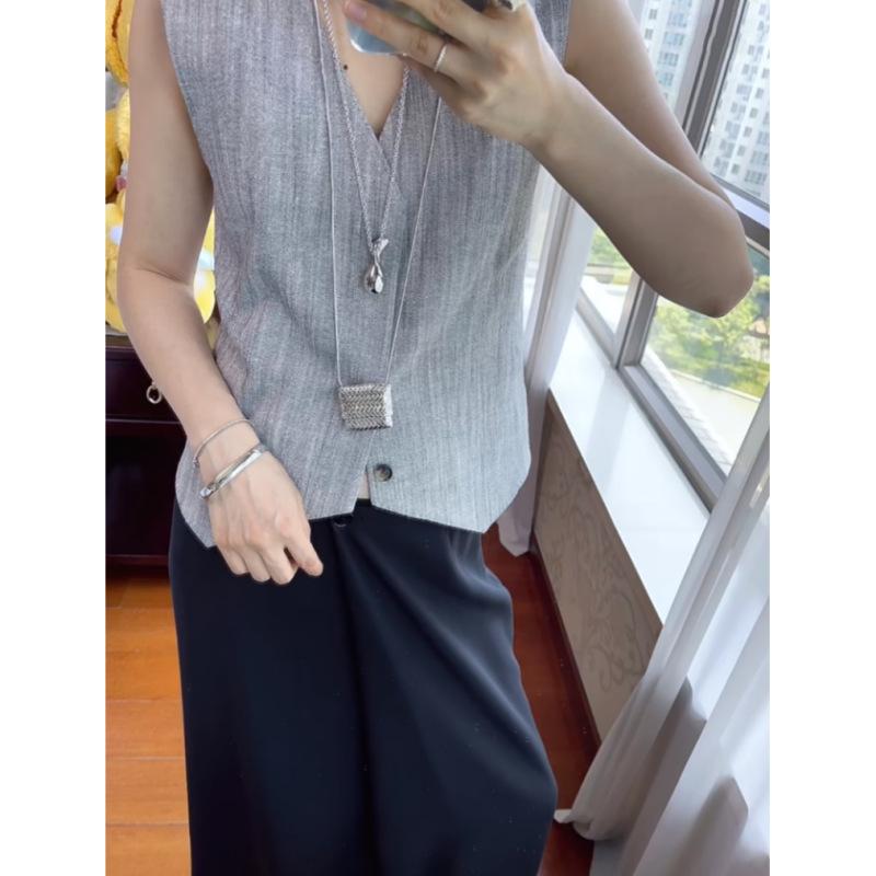 Habl Blogger-Style Water Purifier Pendant Necklace: Versatile Women's Accessory, Ideal for Layering with Sweaters.