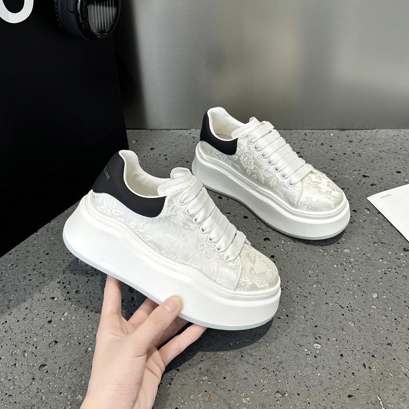 Atmungsaktive dicksohlige McQueen kleine weiße Schuhe Damen 2025 neu beliebt Frühling und Herbst Nationalstil Freizeit Sport Muffin Board Schuhe
