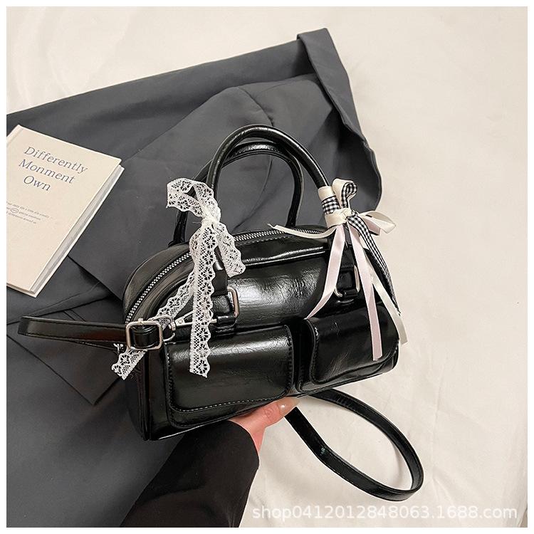 

2025 простая и модная весенняя новая сумка-мессенджер нишевого дизайна ручная сумка-бостон женская сумка для通勤 на плечо чёрный