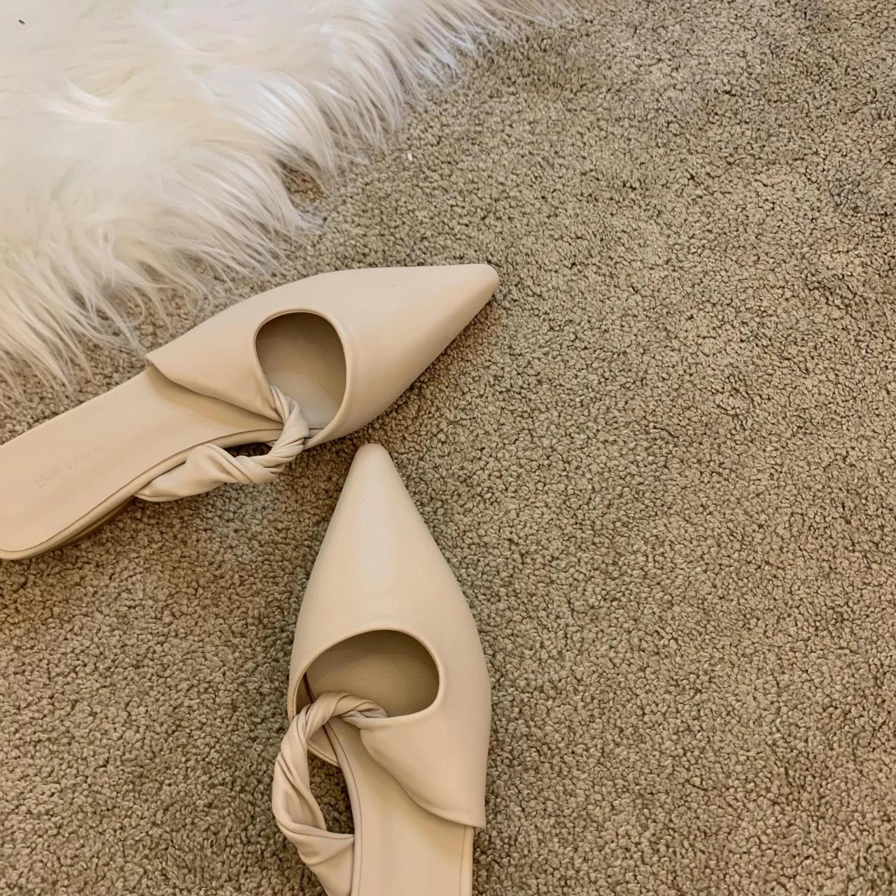 

2024 Новые весенние женские тапочки, сандалии с острым носком, тапочки на плоской подошве, повседневные, универсальные, сексуальные, однотонные, женские мюли, шлепанцы 35 абрикосовый