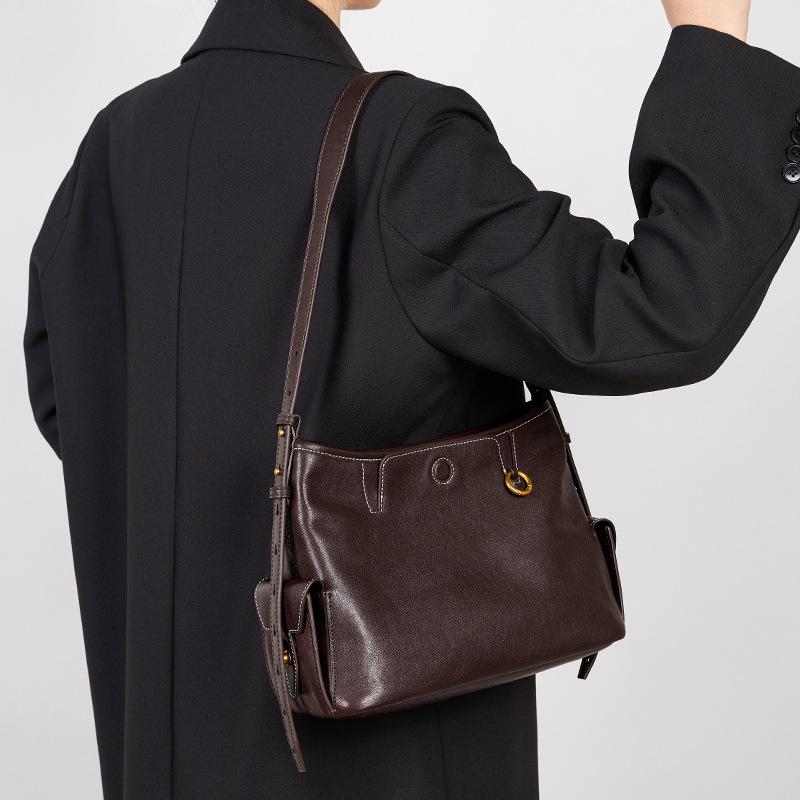 Vegetable-Tanned Cowhide Tote: New Style 2026 Women's Commuter Shoulder Bag with High-End Feel and Unique Design.