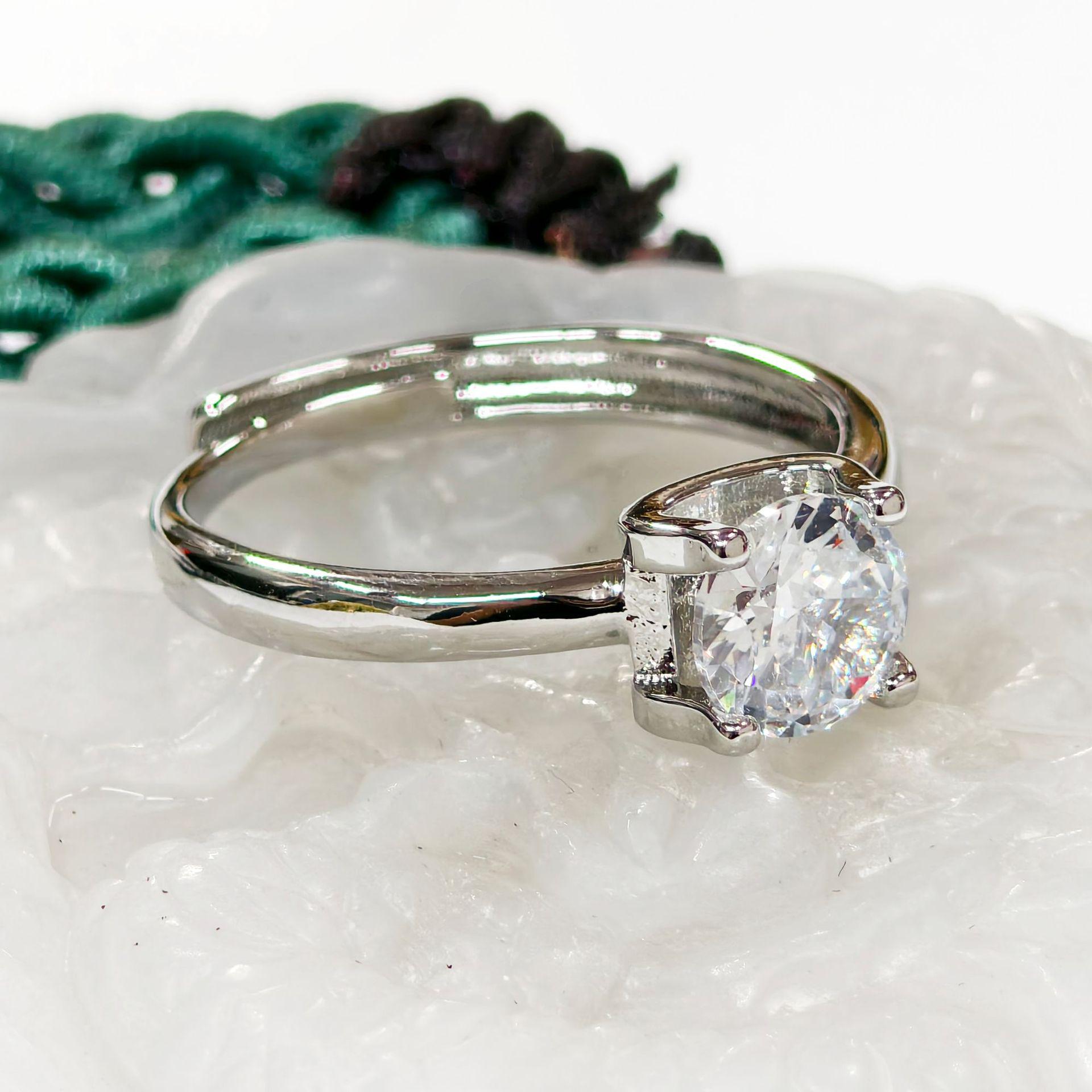Gesen Jewelry Exquisite White Zircon Ring, Earrings, and Pendant Set