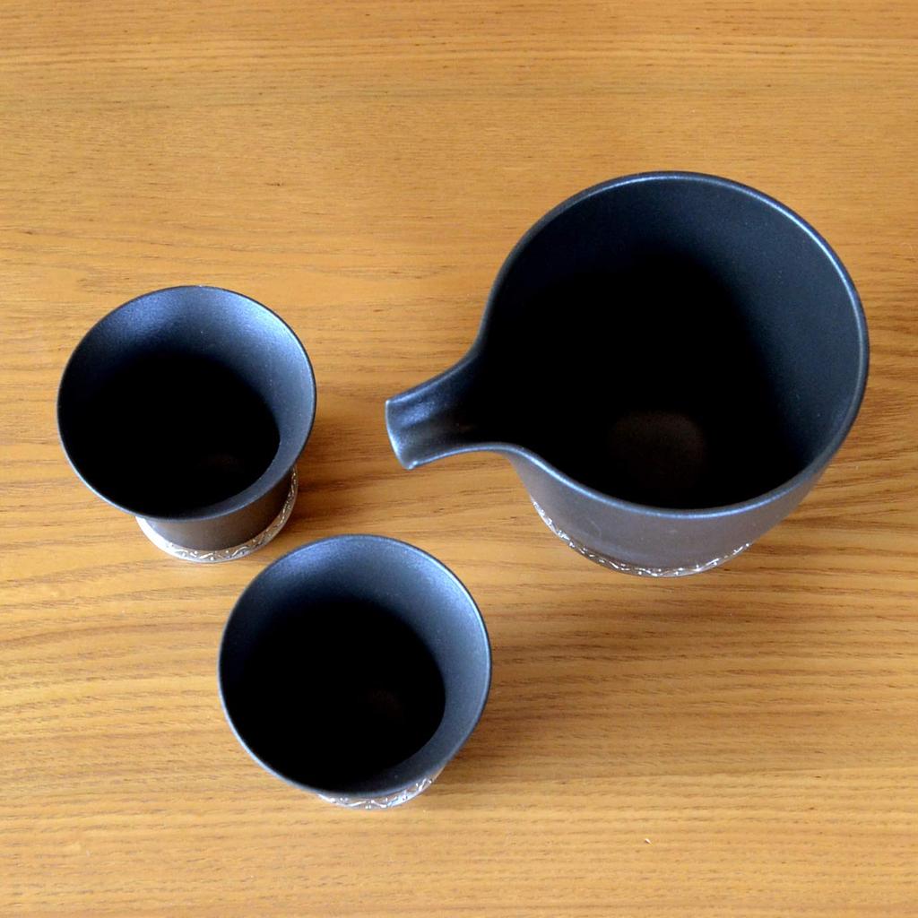 A stylish Arita ware sake set featuring a sake bottle and two sake perfect for retirement Features include a finish and a wooden cups, gifts.