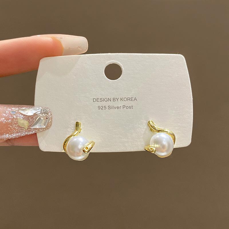 Retro irregular pearl earrings women s fashion commuting versatile new stud earrings design sense French personality ear jewelry